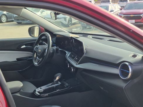 Used 2025 Chevrolet Trax LT w/ LT Convenience Package FWD image 29