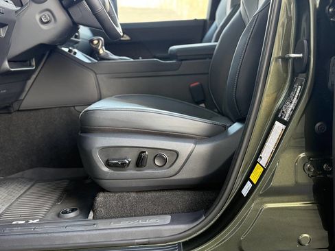 Used 2024 Lexus GX 550 image 6