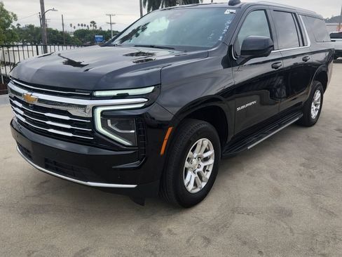 Used 2025 Chevrolet Suburban LT AWD/4WD image 2