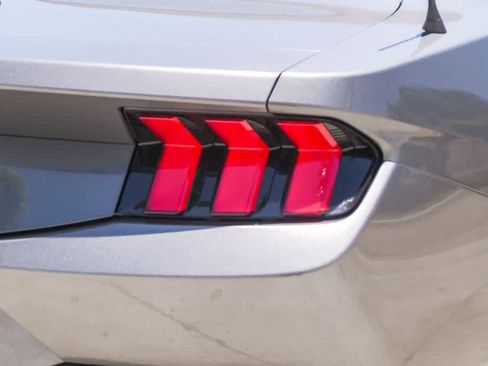 Used 2025 Ford Mustang Convertible RWD image 10