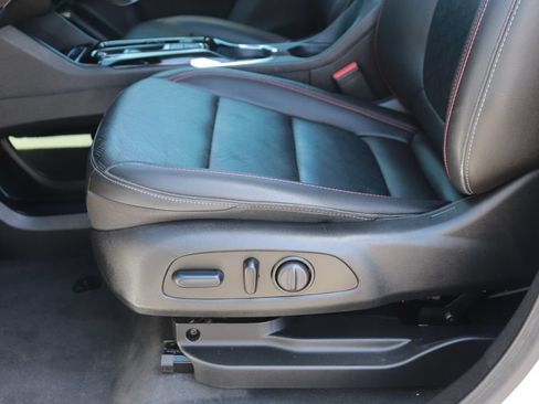 Used 2023 Chevrolet Bolt EUV LT w/ Convenience Package FWD image 10