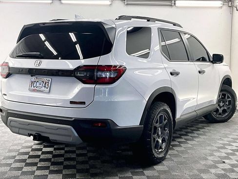Used 2025 Honda Pilot TrailSport image 12