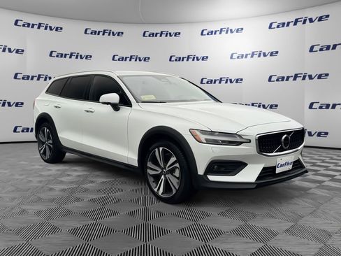 Used 2025 Volvo V60 B5 Cross Country Plus image 8