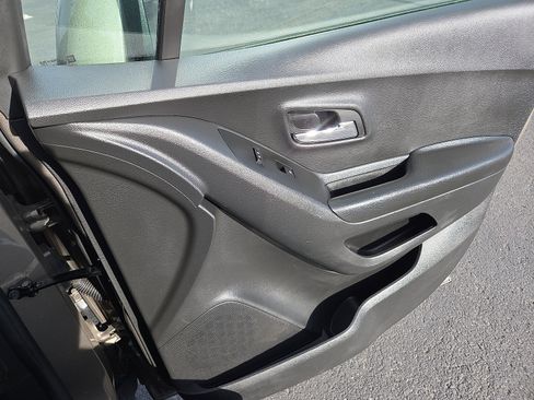 Used 2022 Chevrolet Trax LT w/ LT Convenience Package image 17