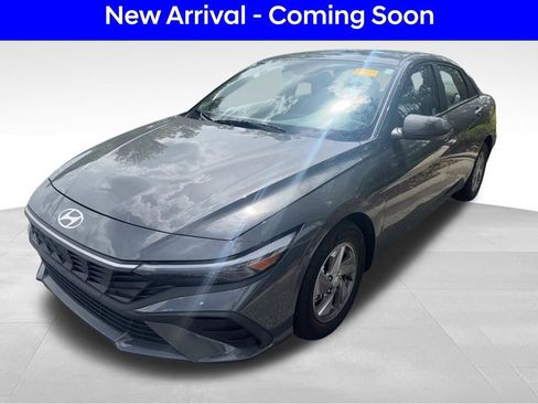 Used 2025 Hyundai Elantra SE image 2
