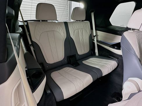 Used 2025 BMW X7 M60i w/ Climate Comfort Package image 28
