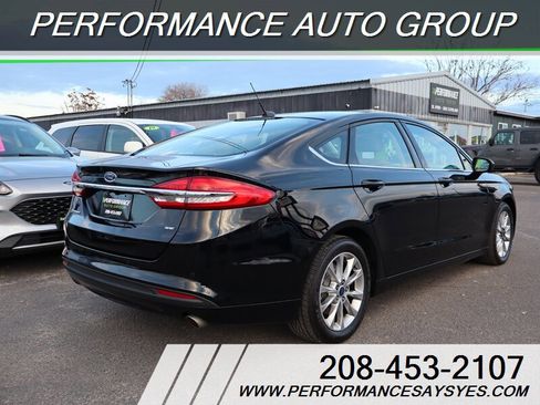 Used 2017 Ford Fusion SE image 3