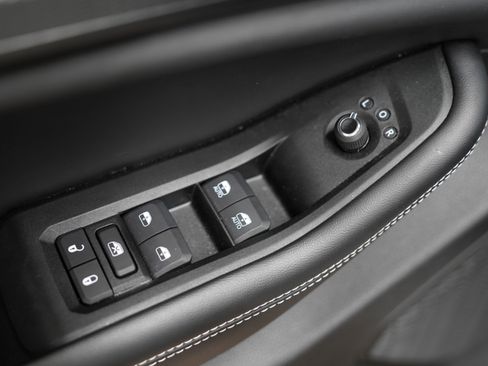 Used 2025 Jeep Grand Cherokee Altitude image 17