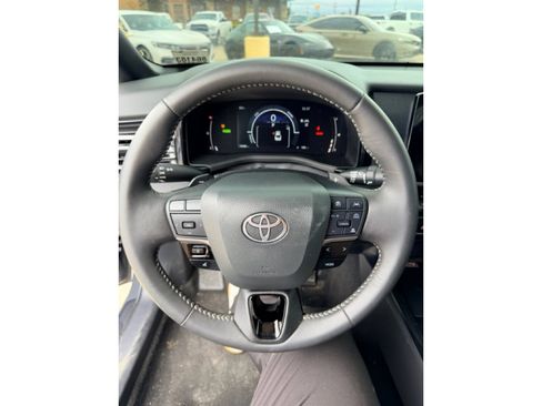 Used 2025 Toyota Camry SE FWD image 11
