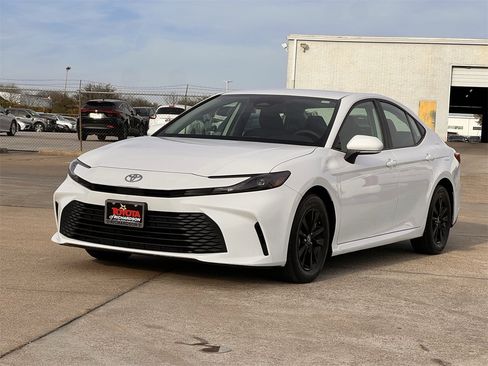 Used 2025 Toyota Camry LE image 8
