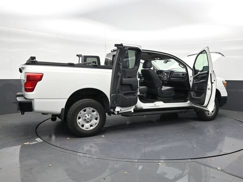 Used 2017 Nissan Titan S AWD/4WD image 28