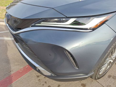 Used 2022 Toyota Venza XLE image 10