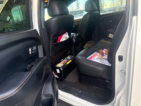 Used 2019 Nissan Titan SL w/ Midnight Edition image 5