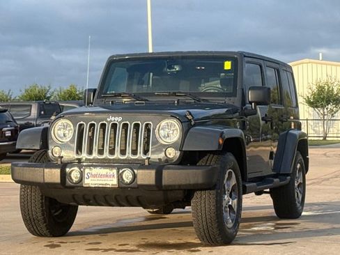 Used 2016 Jeep Wrangler Unlimited Sahara w/ Connectivity Group AWD/4WD image 3