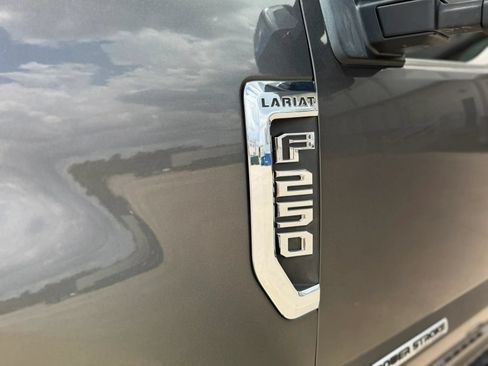Used 2017 Ford F250 Lariat w/ Lariat Ultimate Package AWD/4WD image 24