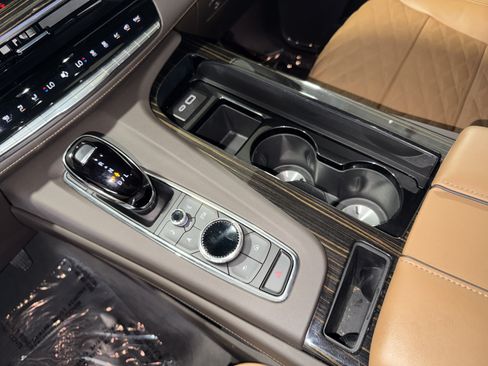 Used 2024 Cadillac Escalade ESV Premium Luxury w/ Performance Package AWD/4WD image 31