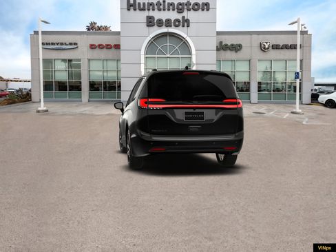 New 2026 Chrysler Pacifica Limited w/ S Appearance Package image 13