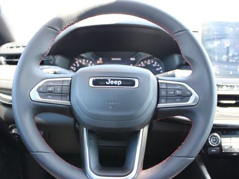 Used 2025 Jeep Compass Trailhawk AWD/4WD image 33