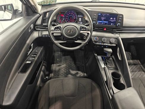 Used 2021 Hyundai Elantra SE FWD image 4