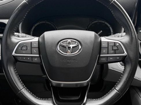 Used 2020 Toyota Highlander XLE AWD/4WD image 16