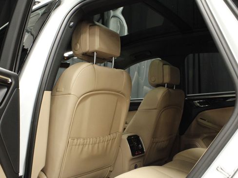 Certified 2025 Porsche Macan AWD/4WD image 27