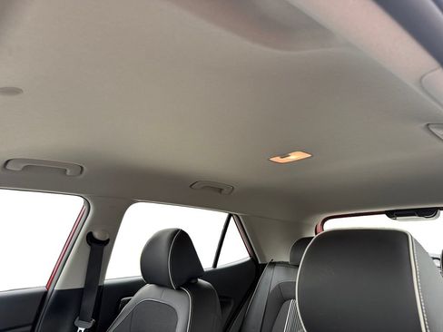 Used 2022 Hyundai Venue Limited FWD image 18