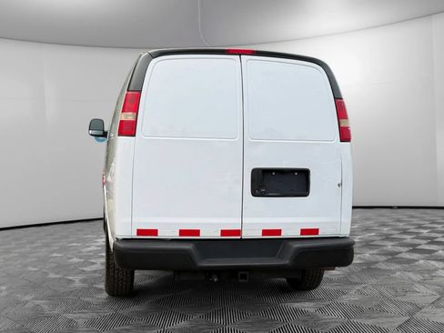 Used 2015 Chevrolet Express 2500 RWD image 4