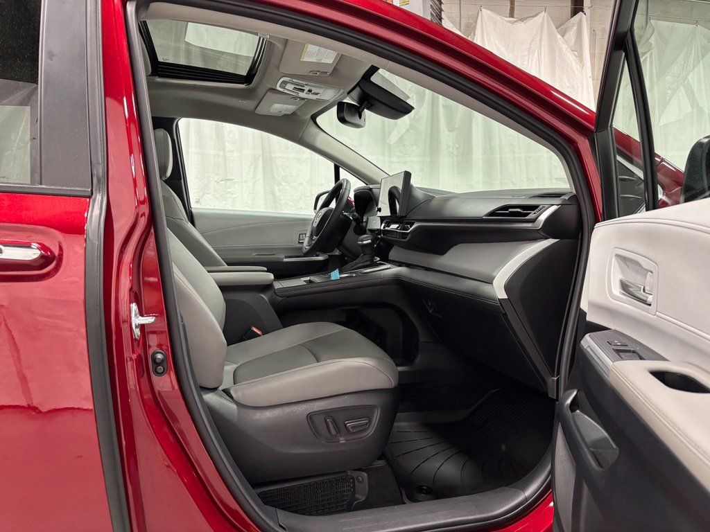 Used 2026 Toyota Sienna XLE AWD/4WD image 63