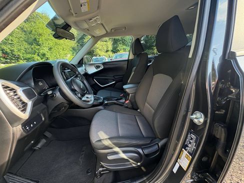 Used 2025 Kia Soul LX w/ LX Technology Package FWD image 24