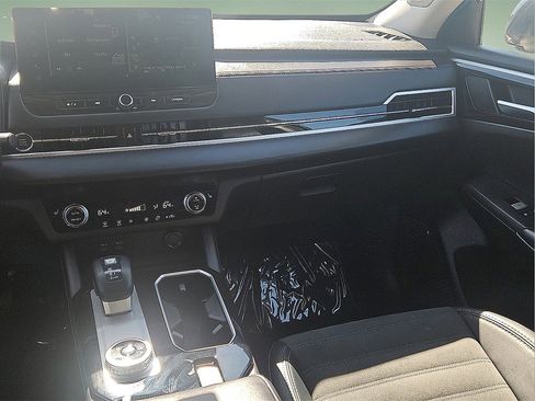 Used 2025 Mitsubishi Outlander SE image 18