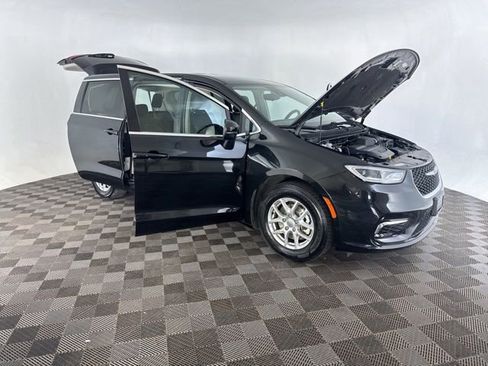 Used 2023 Chrysler Pacifica Touring-L FWD image 12