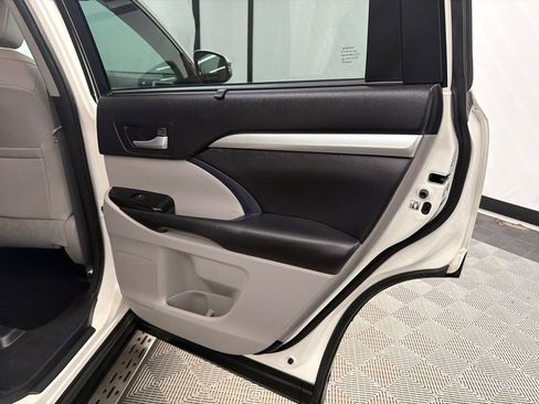 Used 2014 Toyota Highlander XLE image 17