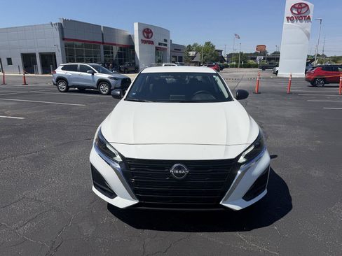 Used 2025 Nissan Altima 2.5 SV FWD image 2