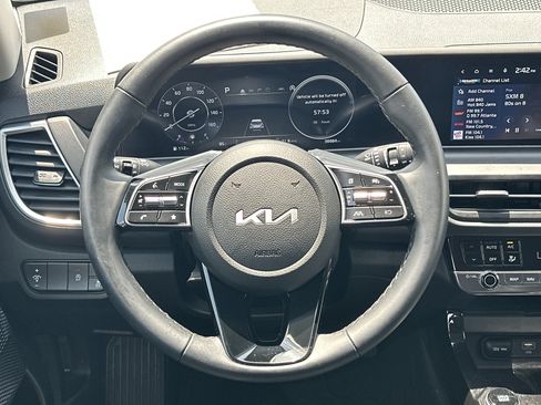 Used 2024 Kia Seltos EX FWD image 25