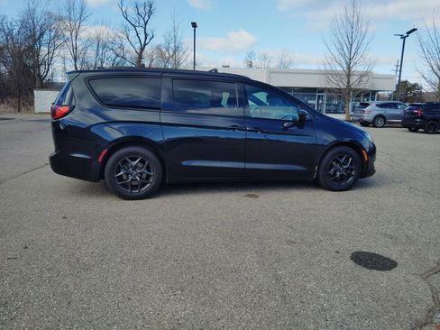 Certified 2018 Chrysler Pacifica Touring-L Plus w/ S Appearance Package image 6