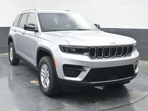 Used 2025 Jeep Grand Cherokee Laredo AWD/4WD image 8