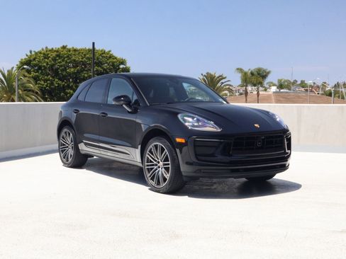 Certified 2025 Porsche Macan AWD/4WD image 7