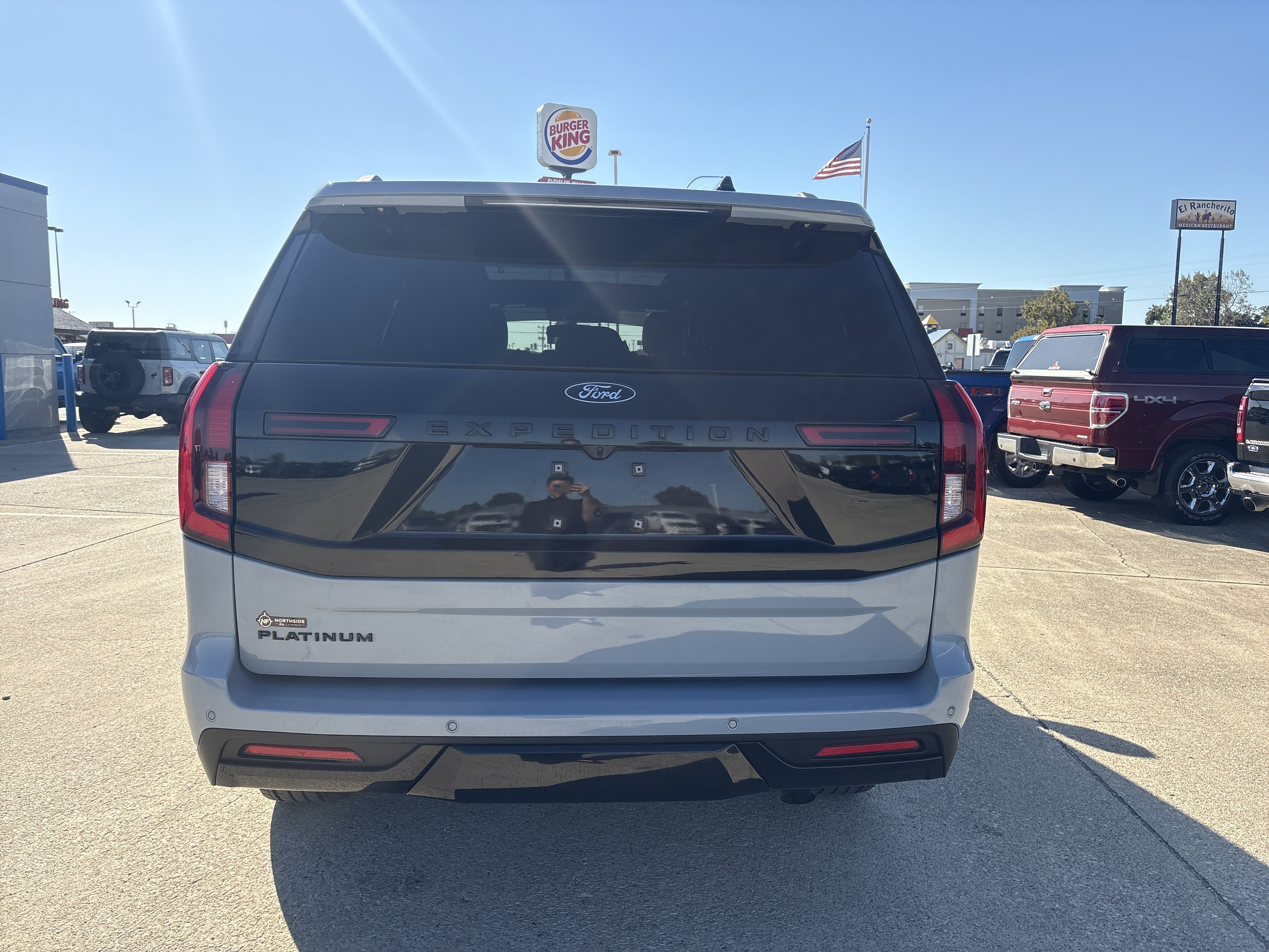 Used 2025 Ford Expedition Platinum w/ Stealth Appearance Package AWD/4WD image 4