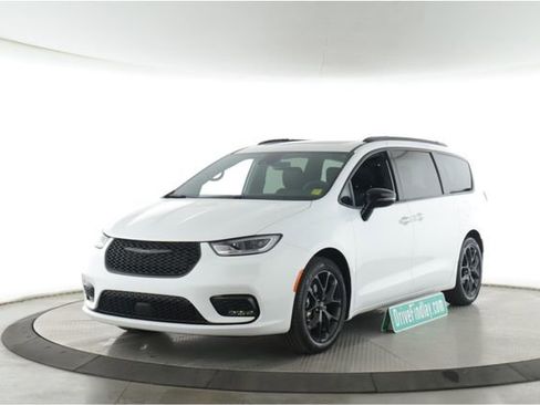 Used 2024 Chrysler Pacifica Touring-L w/ S Appearance Package FWD image 10
