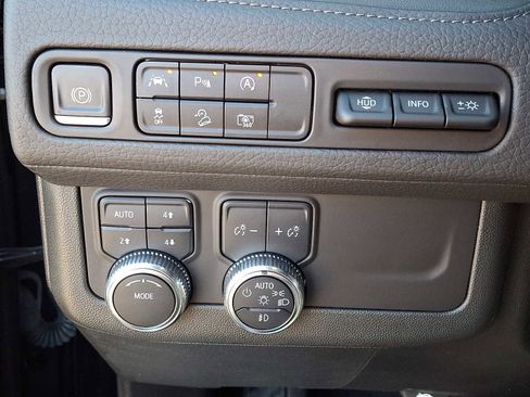 Used 2024 GMC Yukon Denali image 28