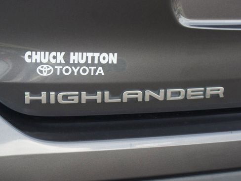 Used 2021 Toyota Highlander XLE FWD image 19
