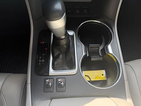 Used 2018 Toyota Highlander XLE AWD/4WD image 21