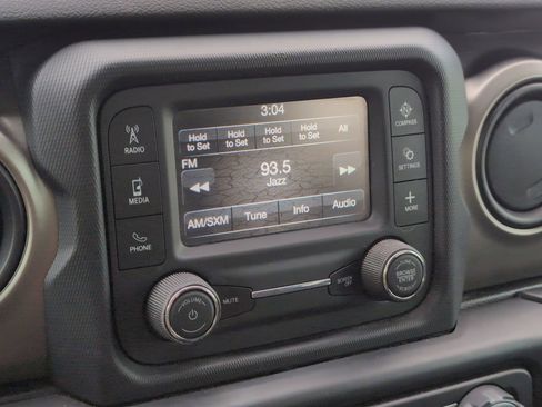 Used 2018 Jeep Wrangler Unlimited Sport AWD/4WD image 18
