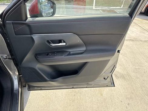 Used 2025 Nissan Kicks SR FWD image 13