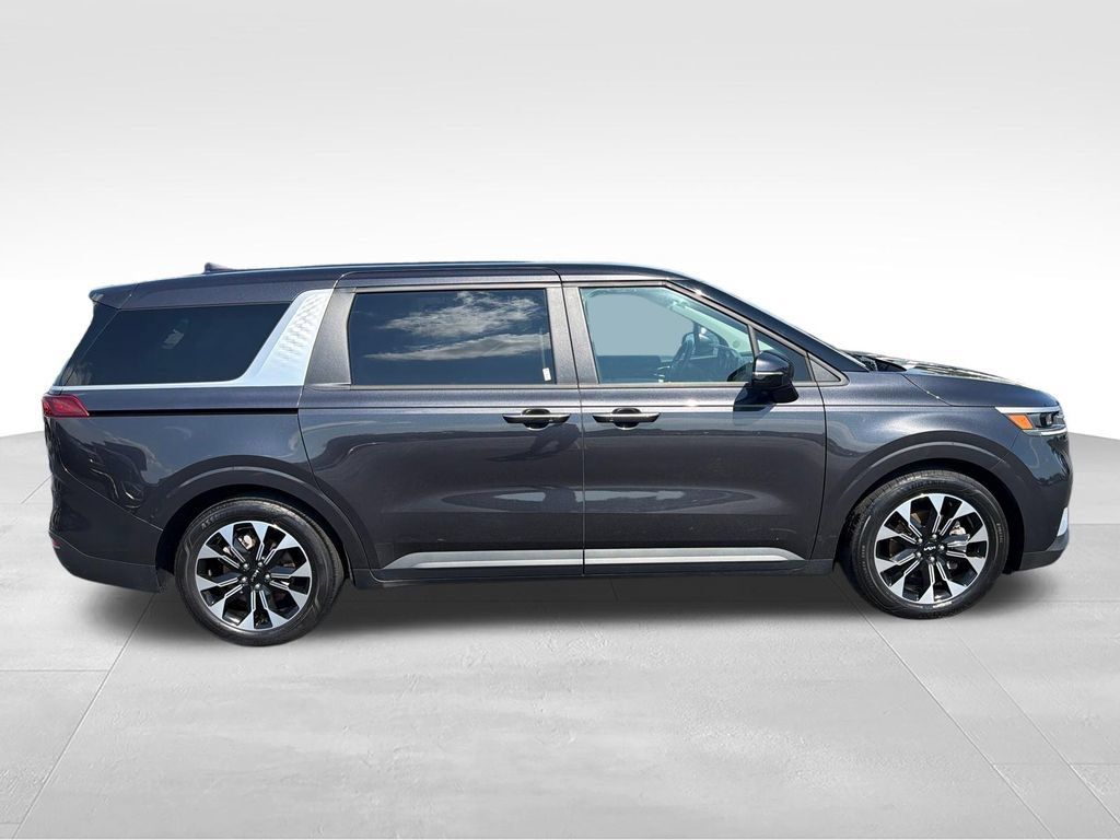 Used 2023 Kia Carnival EX FWD image 7