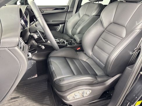 Certified 2026 Porsche Macan AWD/4WD image 5