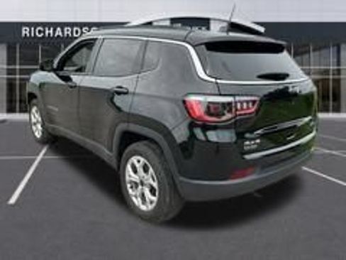 Used 2025 Jeep Compass Latitude w/ Convenience Group AWD/4WD image 8