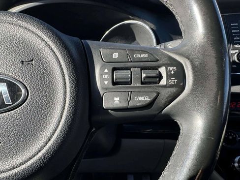 Used 2017 Kia Sedona LX w/ LX Essentials Premium Package FWD image 25