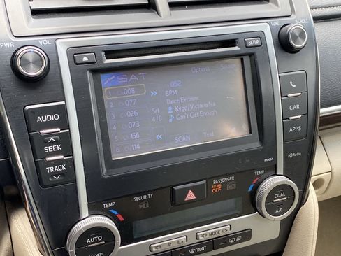 Used 2013 Toyota Camry XLE w/ Leather Pkg FWD image 30