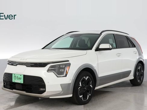 Used 2023 Kia Niro Wave FWD image 2